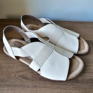 NEVER WORN SOFT STYLE A HUSH PUPPIES COMP BONE GENUINE LEATHER UPPER SANDALS 7.5